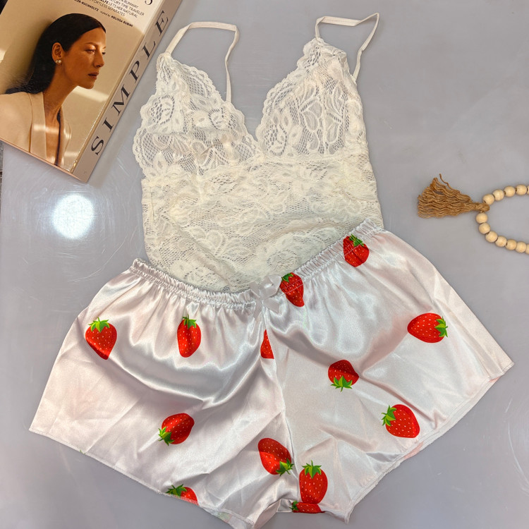 شورتک سفید با طرح توت فرنگی